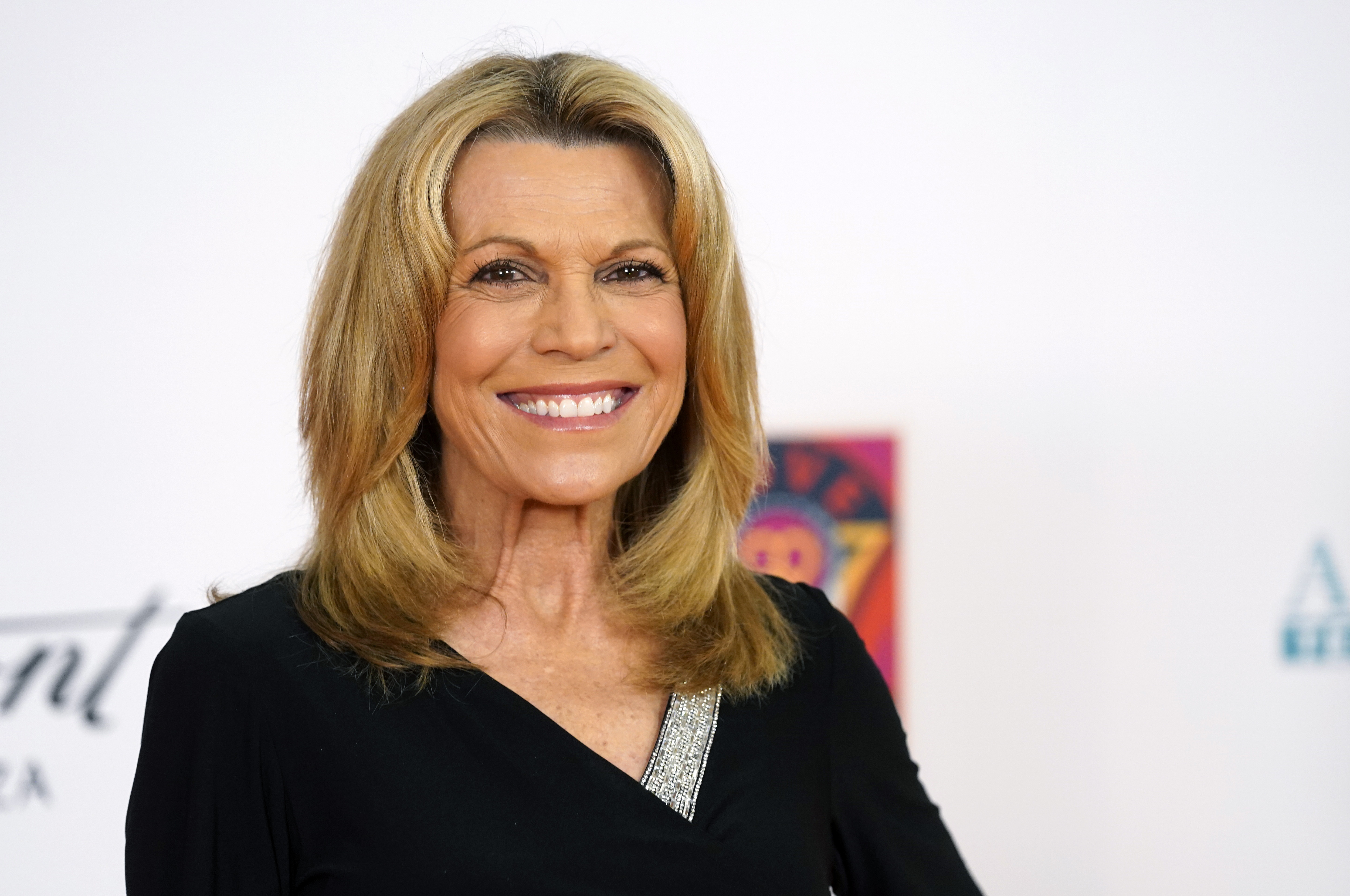 Vanna White formally extends ‘Wheel of Fortune’ contract