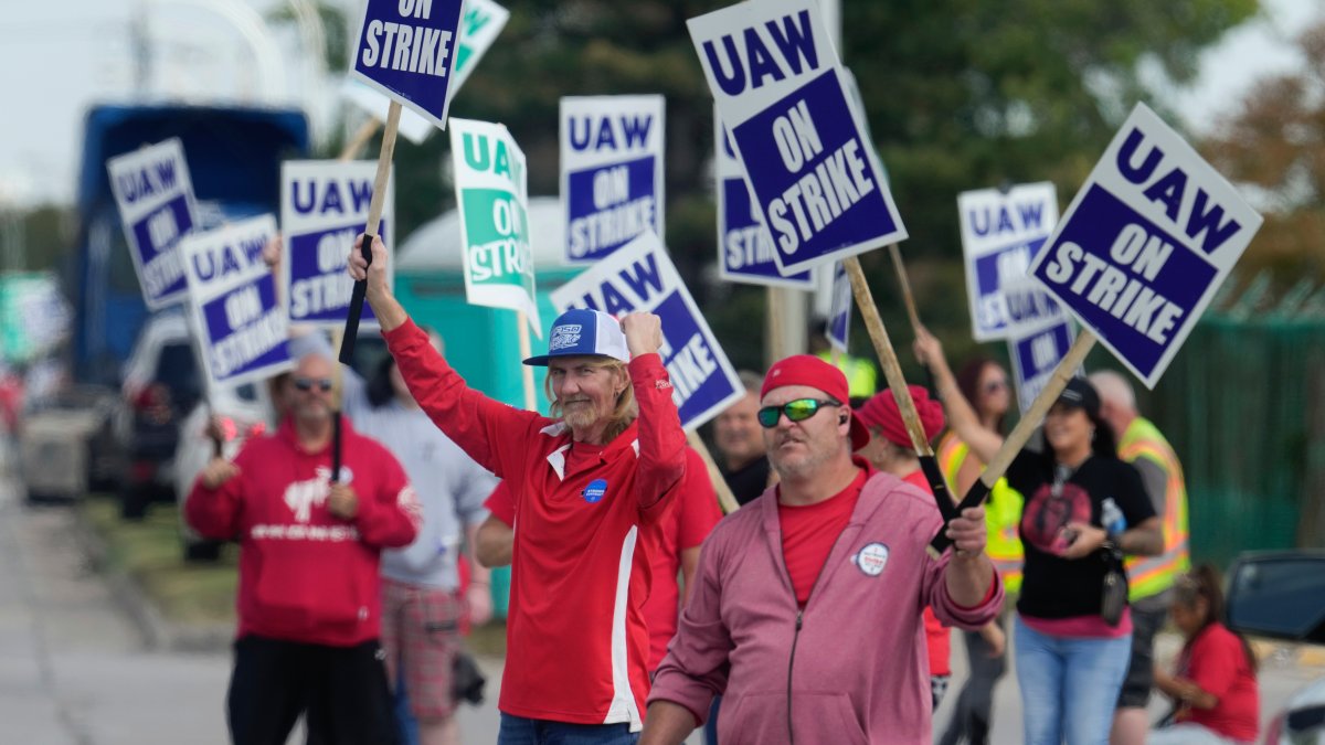 United Auto Workers strike put Biden's goals for labor and climate at odds – NBC 6 South Florida - Vimarsana News