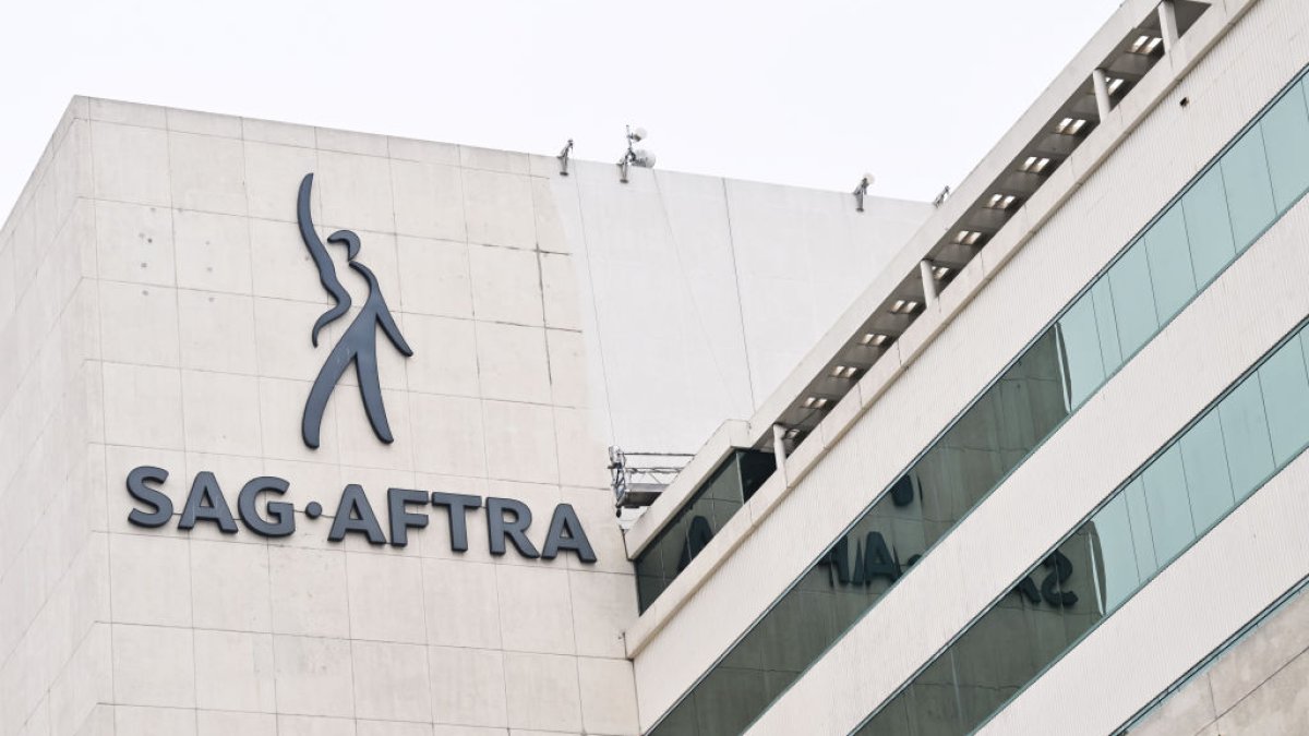 SAG-AFTRA online video sport actors authorize strike in negotiations with main companies