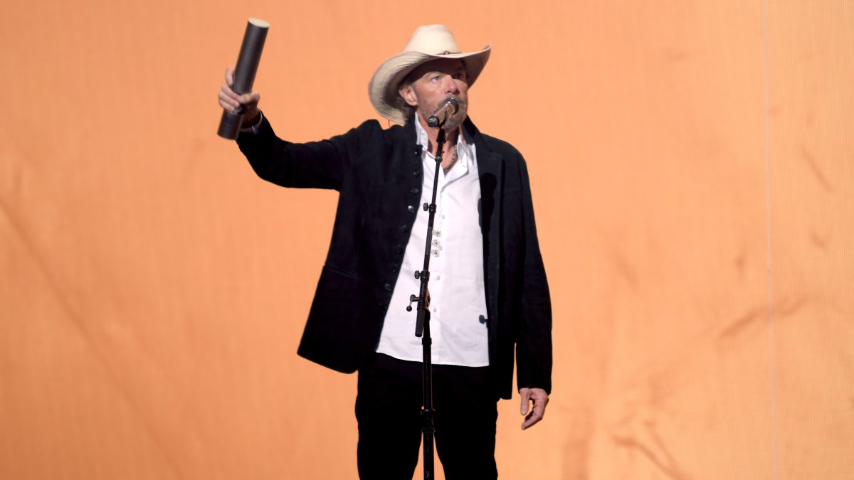 Toby Keith’s tear-jerking speech ain’t value missing at the 2023 People’s Selection Place Awards