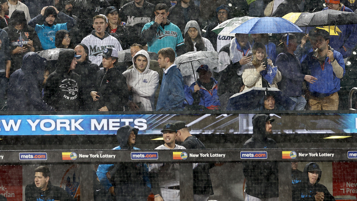 Marlins rally in 9th to take 2-1 lead over Mets before rain causes suspension of pivotal game