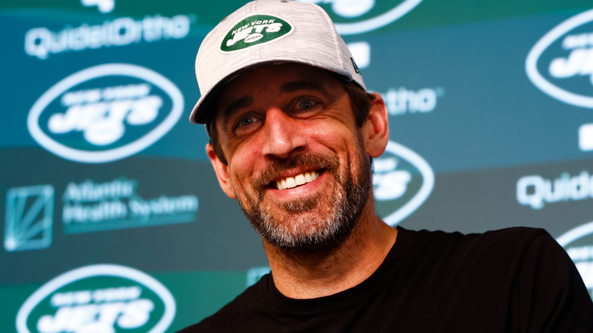 Aaron Rodgers denies having bong on Jets’ sidelines, claims it was tequila