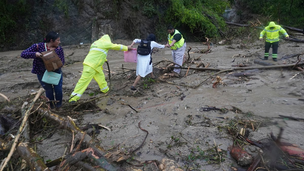 Hurricane Otis triggers landslides, massive floods in Mexico's Pacific coast – NBC 6 South Florida - Vimarsana News