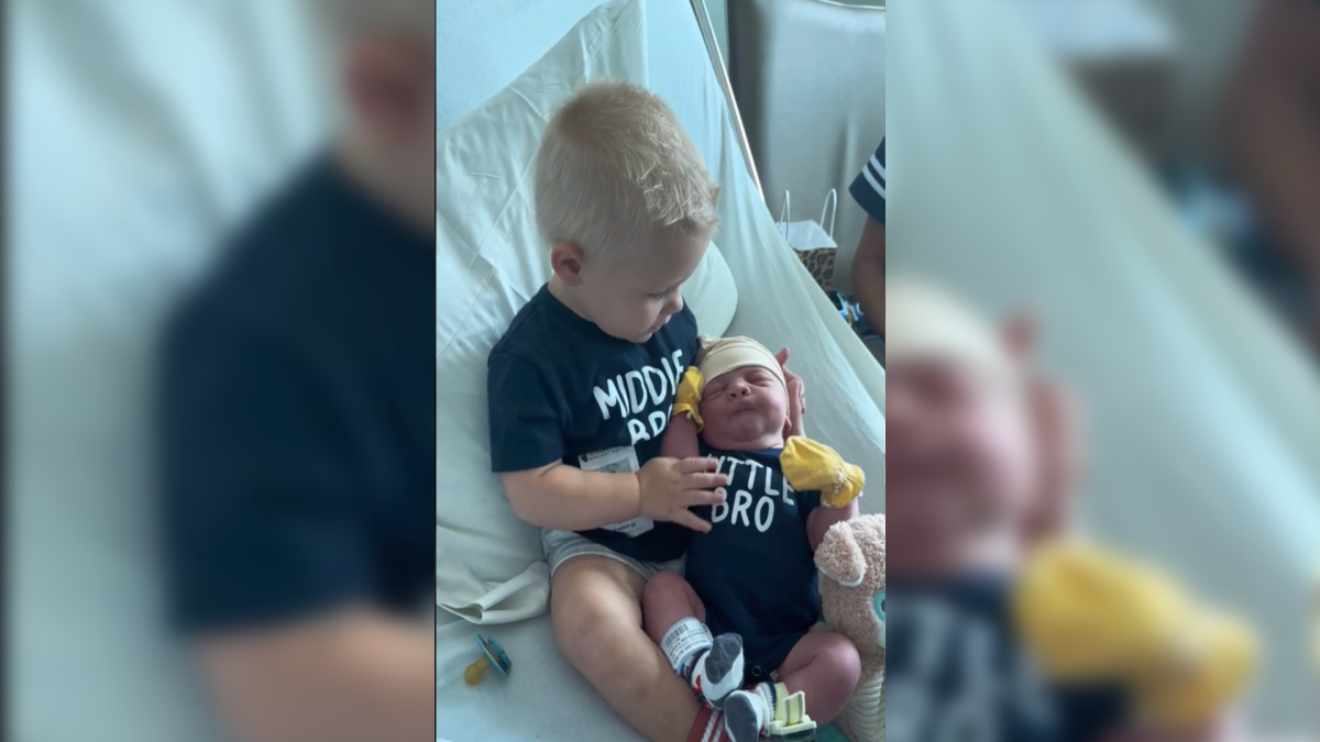 Mother captures the exact minute her center youngster realized he is no lengthier the newborn