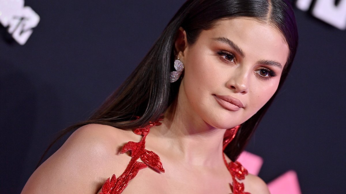 Selena Gomez just had the most relatable wardrobe malfunction