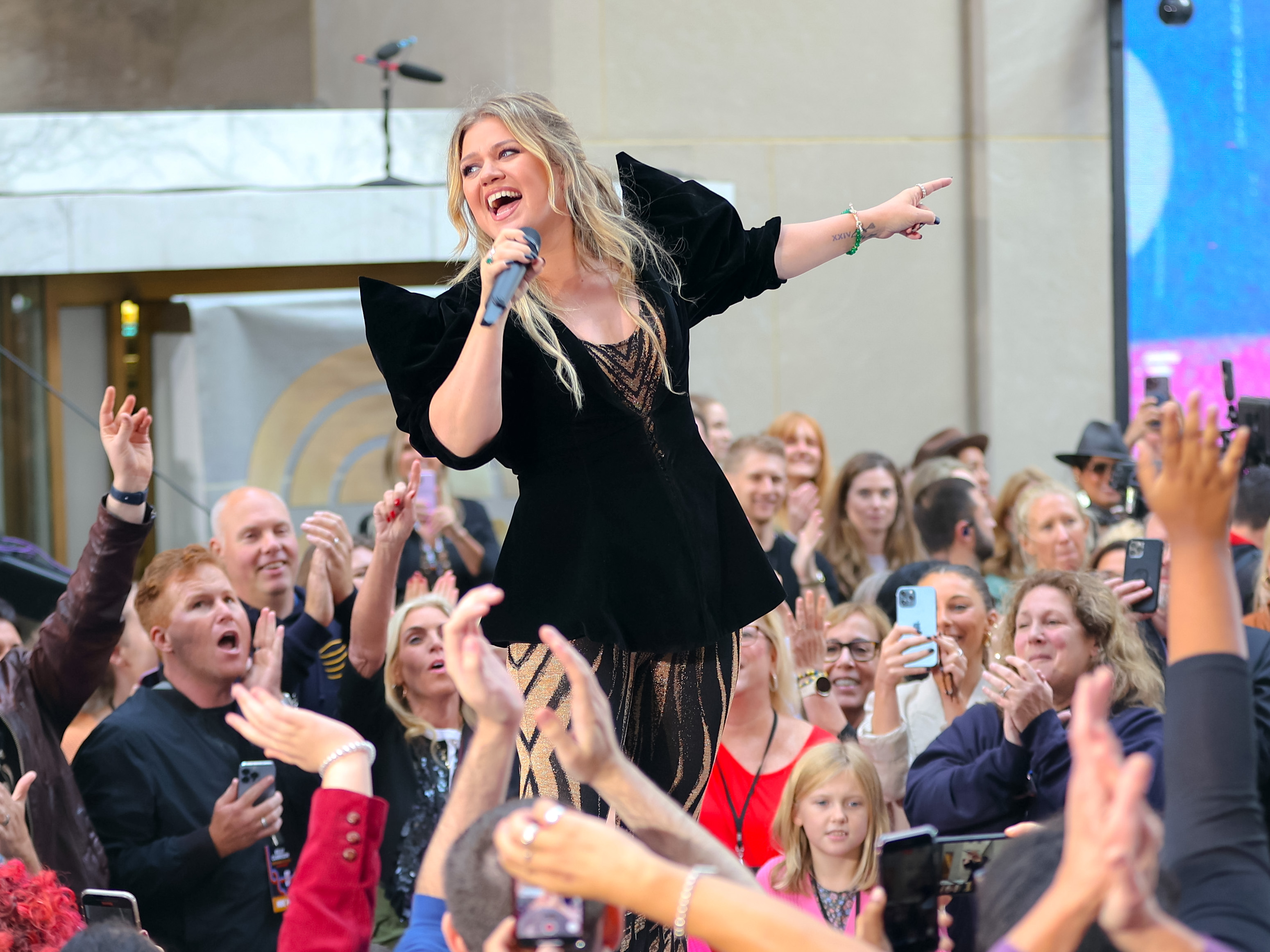‘The Kelly Clarkson Show’ is premiering from its new NYC studio on Oct. 16