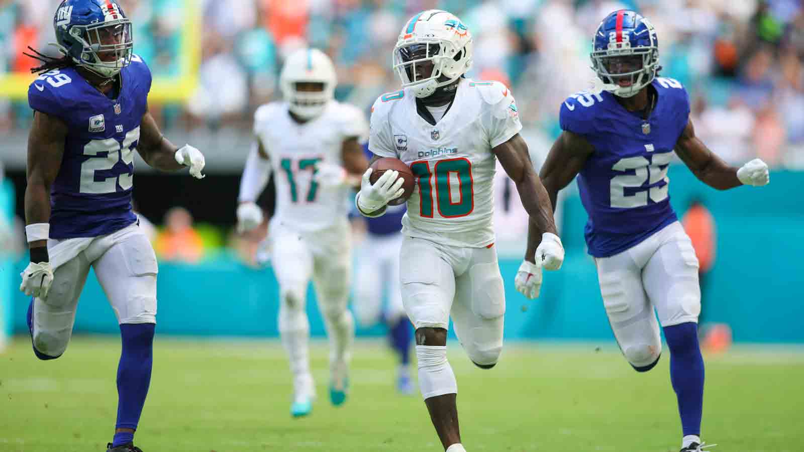 Dolphins' Tyreek Hill breaks away for 54-yard touchdown, celebrates in  stands with fans