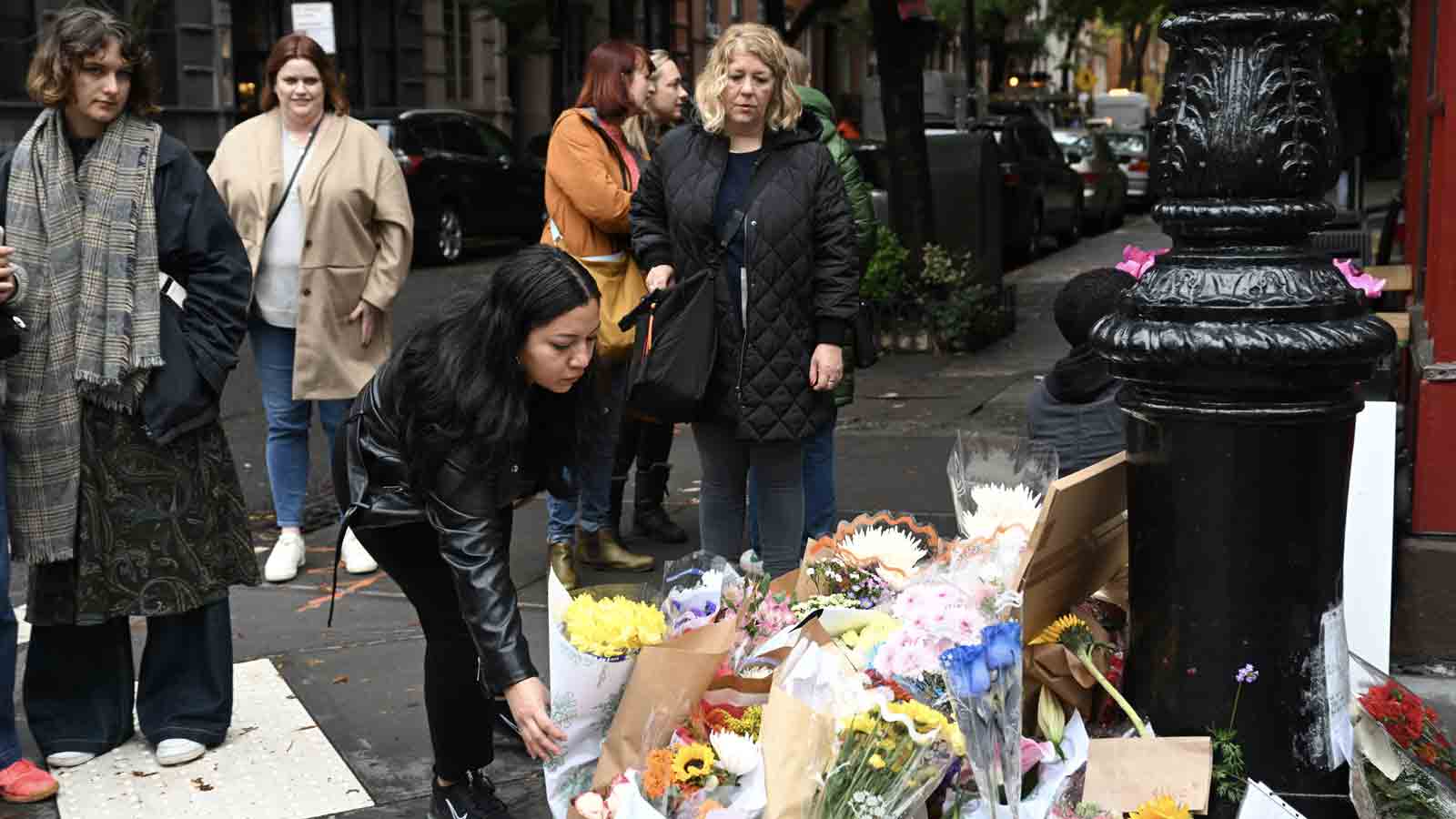 New Yorkers are flocking to the 'Friends' apartment to mourn the death of  Matthew Perry