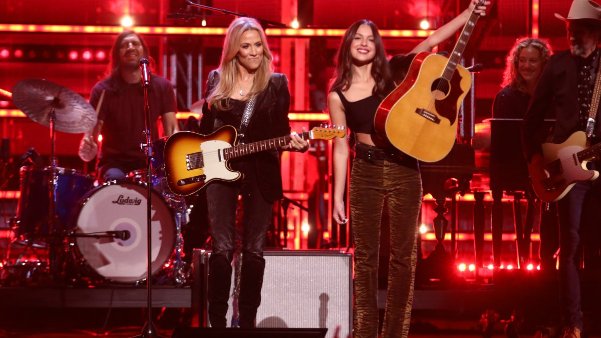 Willie Nelson, Sheryl Crow and Chaka Khan enter the Rock & Roll Hall of Fame with a bang