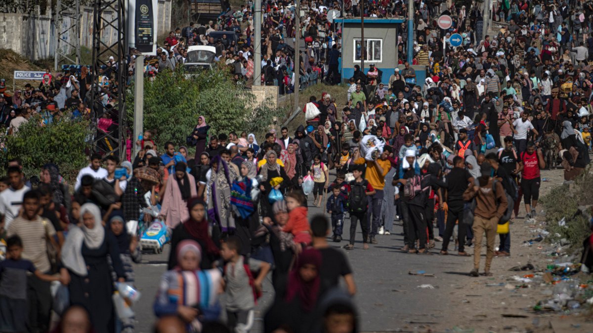 Thousands flee Gaza's largest hospital as Israel-Hamas war intensifies – NBC 6 South Florida - Vimarsana News