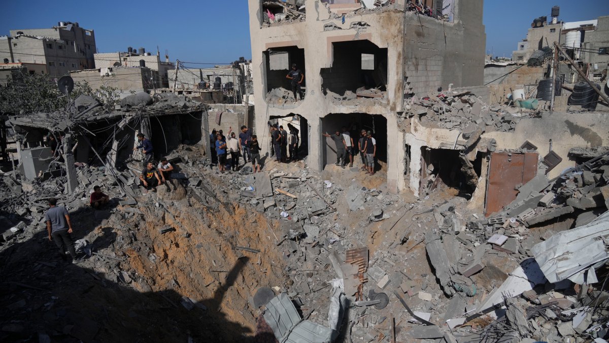 Families in Gaza live without fuel and supplies, forcing them to dig for the dead by hand – NBC 6 South Florida - Vimarsana News
