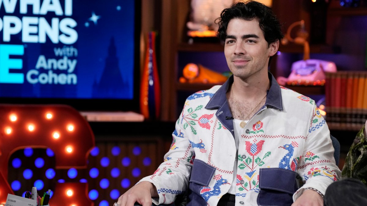 Joe Jonas reacts when CVS protection guard suggests he ‘looks crazy’ Joe Jonas reacts when CVS protection guard suggests he ‘looks crazy’