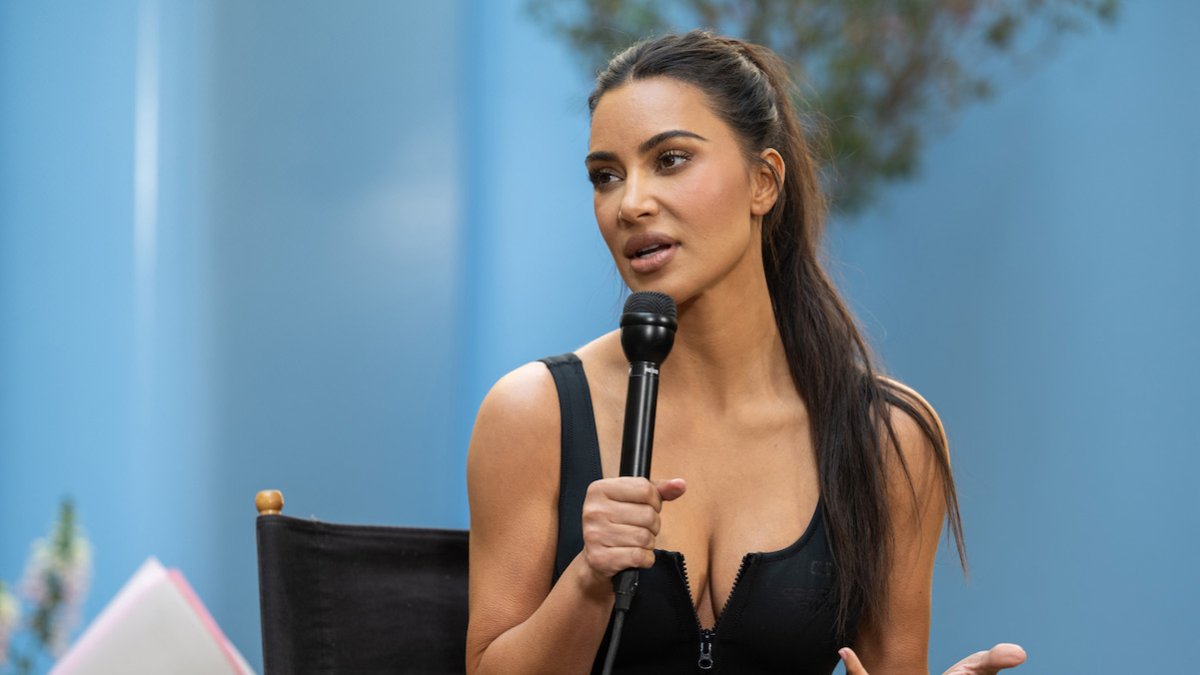 Kim Kardashian states her late father reached out by way of a medium — and reveals what he told her
