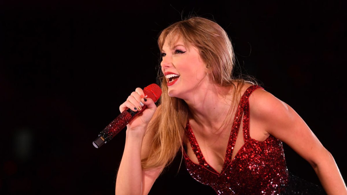 Taylor Swift's father shared her Milk Bar birthday cake with strangers at the Chiefs activity Taylor Swift's father shared her Milk Bar birthday cake with strangers at the Chiefs activity