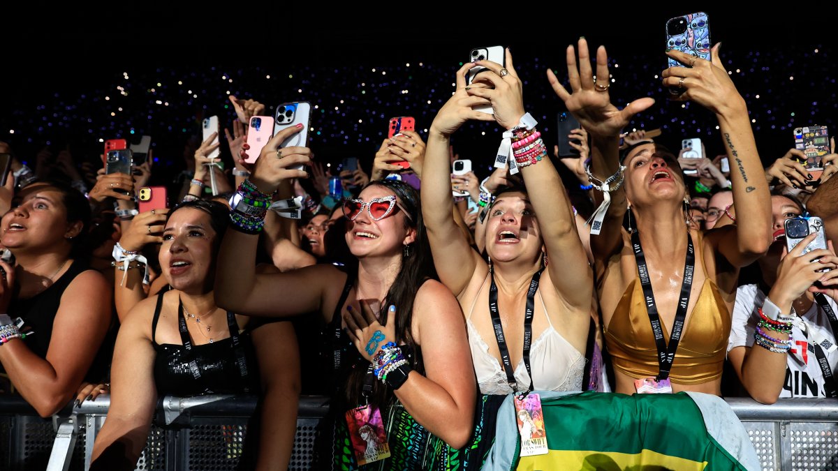 Taylor Swift supporter dies at Rio live performance as supporters complain about significant temperatures and absence of h2o