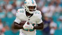 MIAMI GARDENS, FLORIDA – NOVEMBER 19: De’Von Achane #28 of the Miami Dolphins carries the ball against the Las Ve...