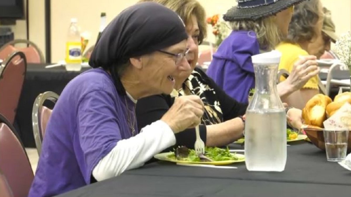 Seniors and holocaust survivors celebrate together on Thanksgiving – NBC 6 South Florida - Vimarsana News