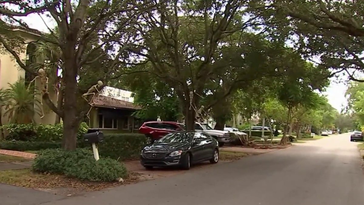 Residents believe burglars shut off wifi before breaking into Fort Lauderdale homes - Vimarsana News