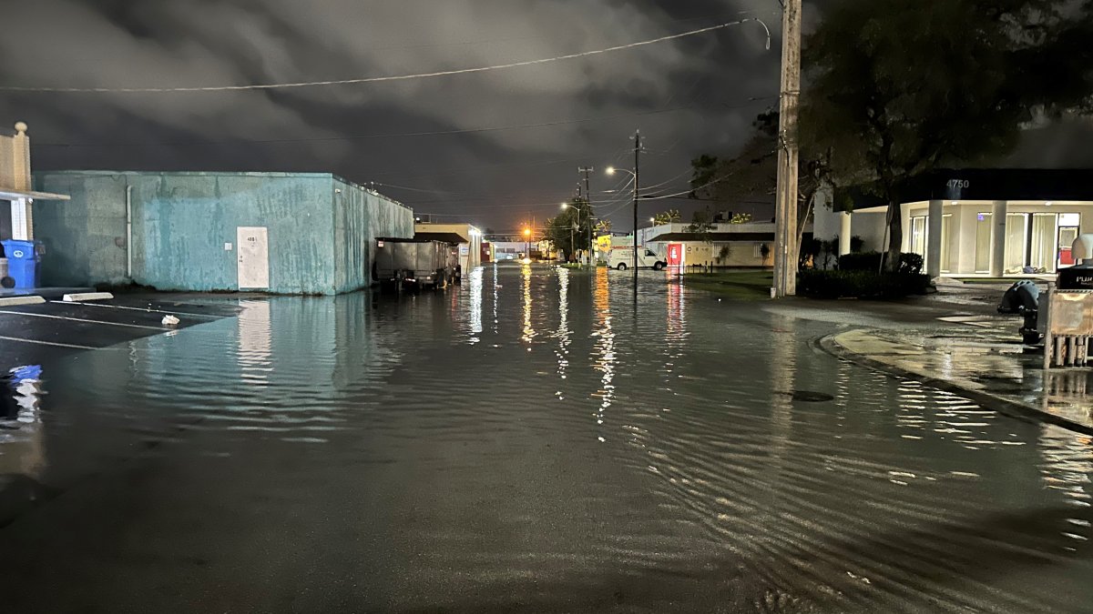 Heavy rain leaves streets underwater in Broward County, cars left
