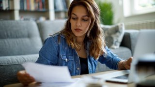 Women are ‘significantly more likely’ to live paycheck to paycheck, report finds