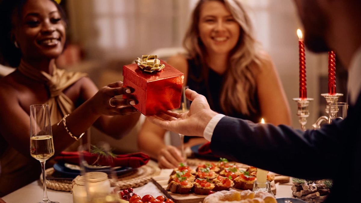 'You don't have to lie' when you receive a bad gift, says etiquette expert. Here's what to do – NBC 6 South Florida - Vimarsana News