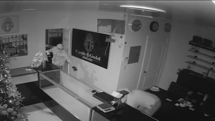 Video shows brazen $1 million burglary at Hialeah jewelry shop