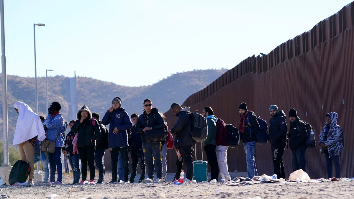 Border crossing in Arizona becomes overwhelmed with smugglers bringing migrants, US agents say – NBC 6 South Florida - Vimarsana News