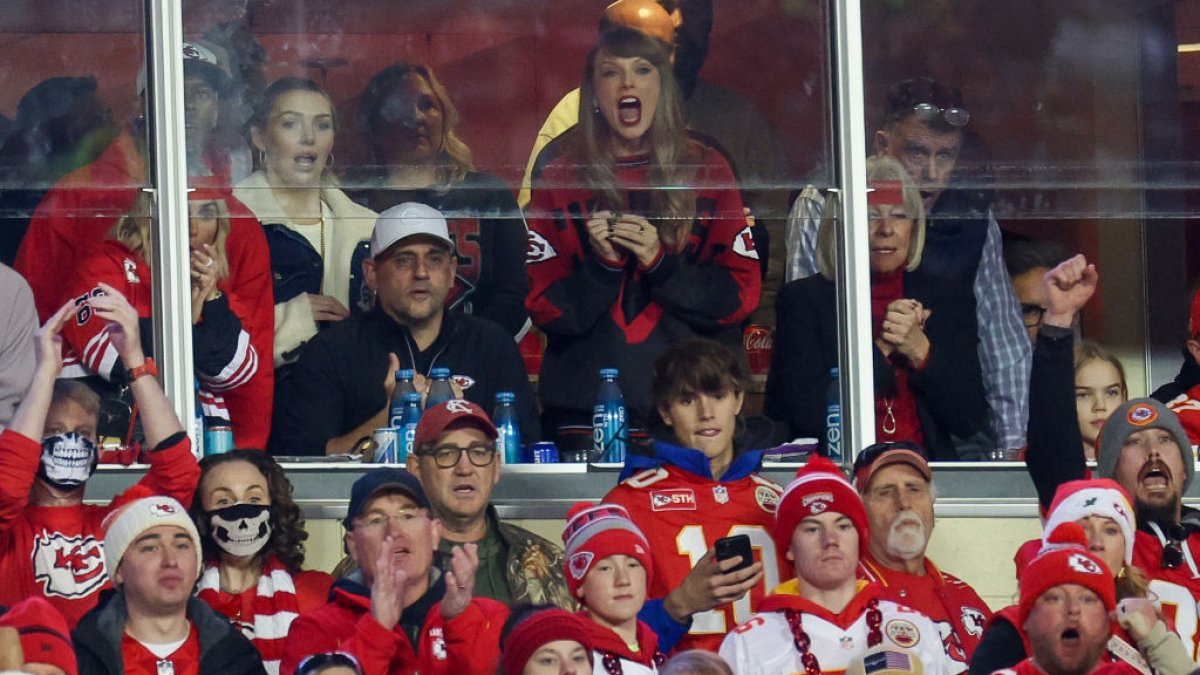Taylor Swift kisses Travis Kelce&#039s cheek in new heartwarming PDA