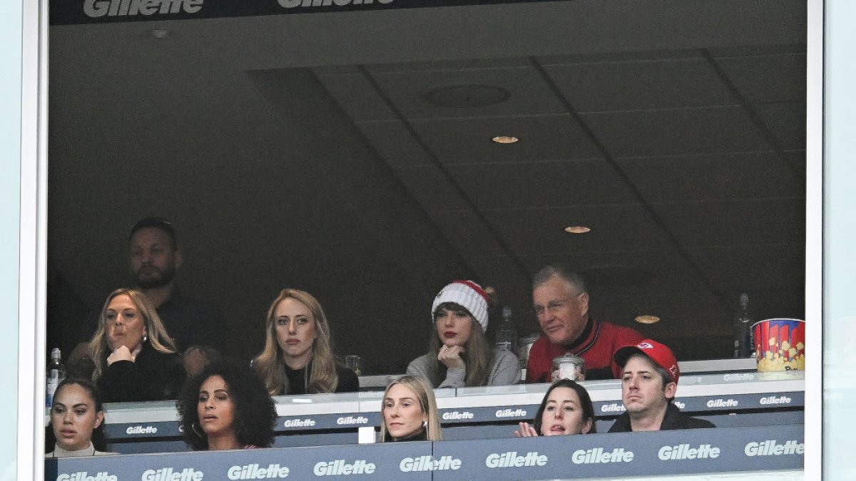 Taylor Swift brings her dad to support cheer on Travis Kelce at Chiefs activity