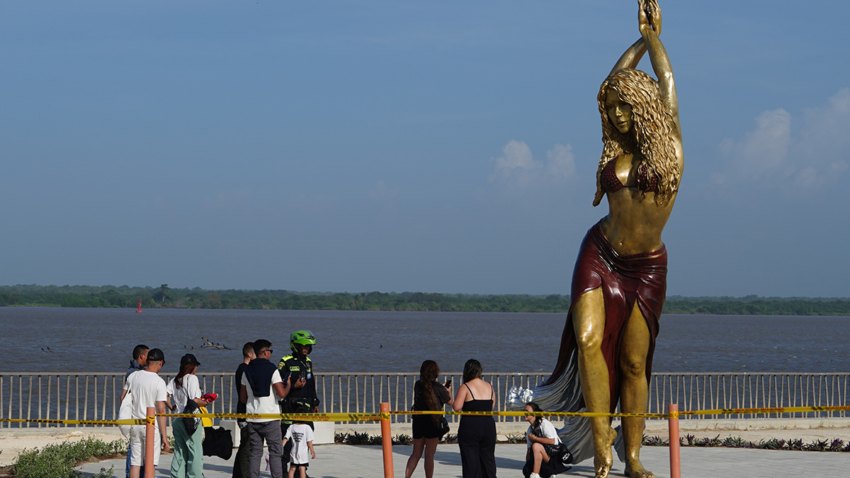 Shakira&#039s hometown unveils a huge statue of the beloved Colombian pop star