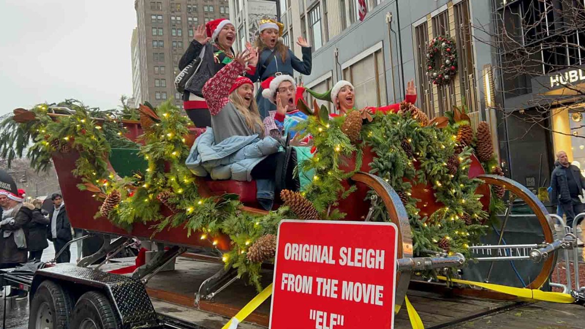 Son of a nutcracker! Santa&#039s sleigh from &#039Elf&#039 comes in New York Town for enthusiast photos