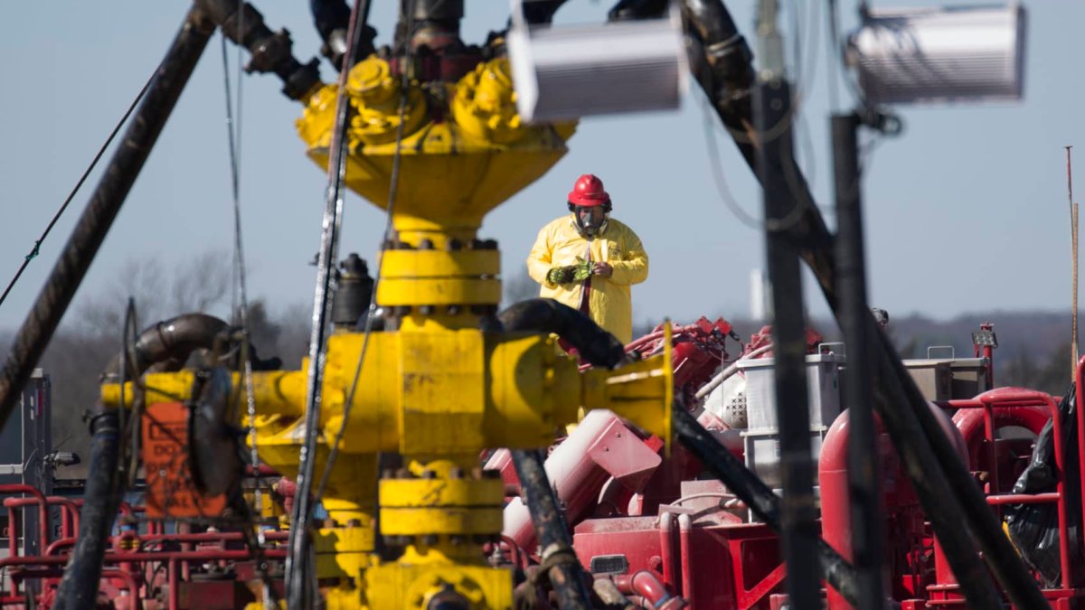 Cramer sees upside for oil service stocks, says Halliburton and SLB can keep climbing - Vimarsana News