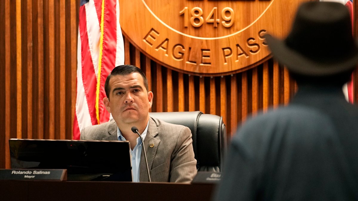 Mayor says Texas closed park without permission in border city where migrant crossings had climbed – NBC 6 South Florida - Vimarsana News