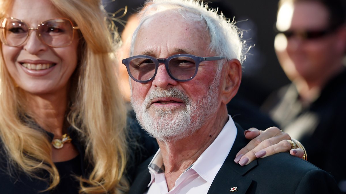 Norman Jewison, acclaimed director of ‘In the Heat of the Night time&#039 and ‘Moonstruck,&#039 lifeless at 97