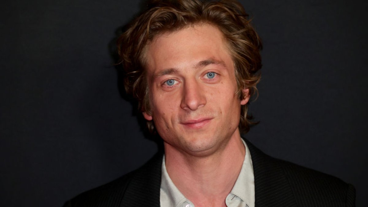 See a ‘Bear&#039-ly clothed Jeremy Allen White in new Calvin Klein campaign