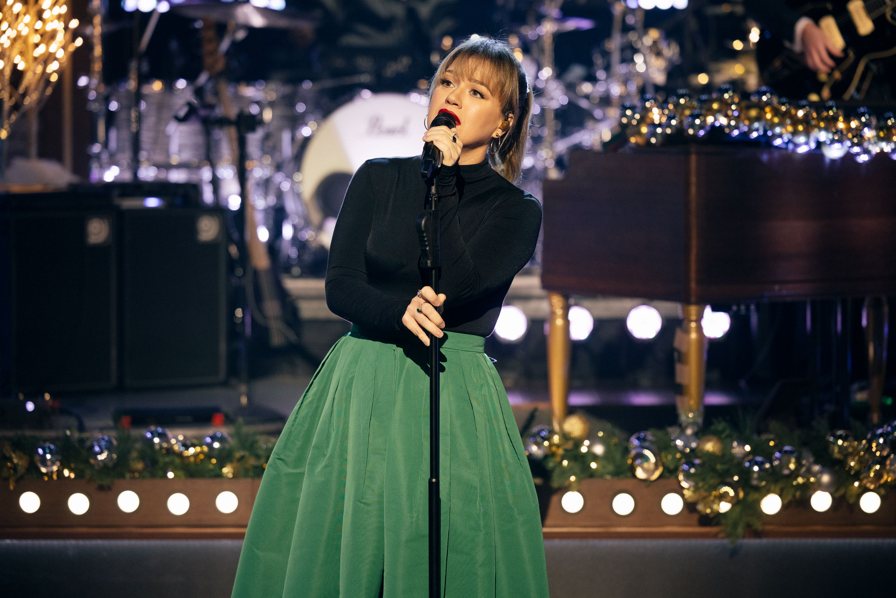 Kelly Clarkson opens up about how she&#039s ‘dropped pounds&#039