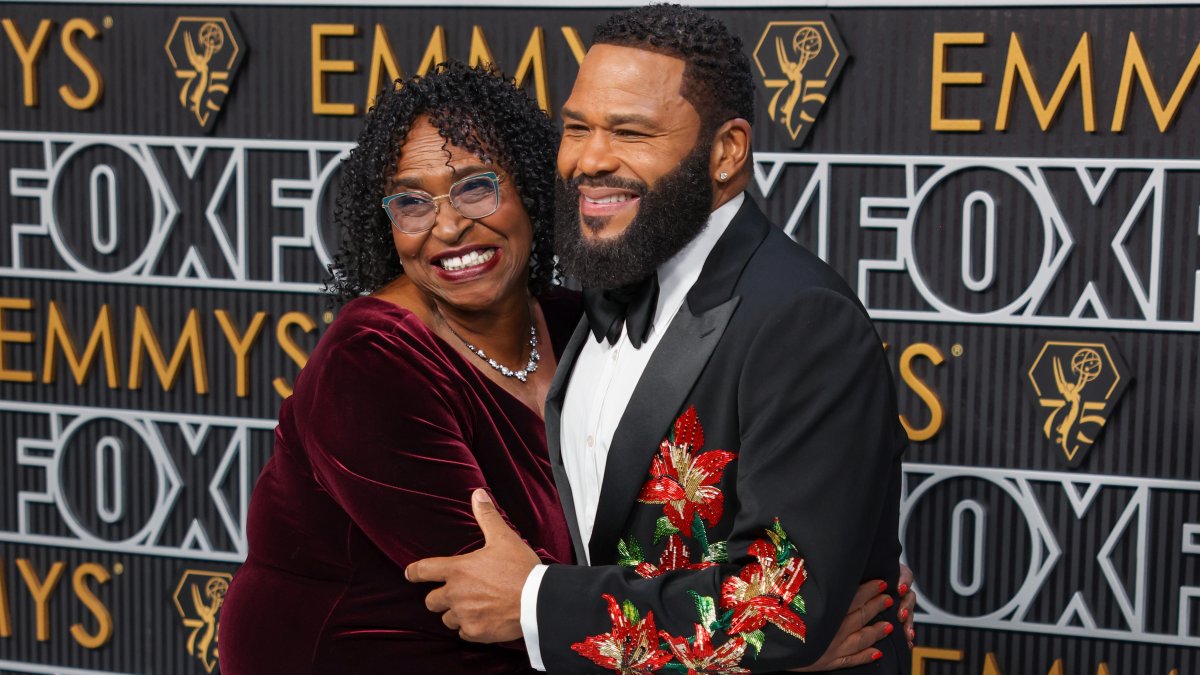 Anthony Anderson&#039s mom hilariously scolds him in the course of Emmys monologue