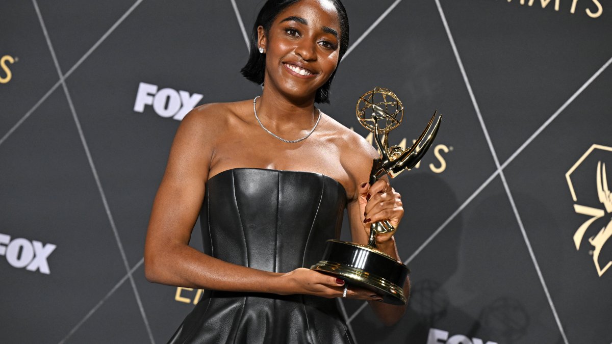 Ayo Edebiri sends sweet concept to Carson Daly for holding her bag at the Emmys: ‘Bonded for everyday living&#039