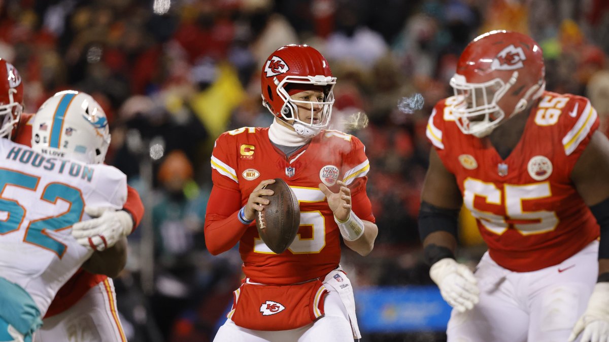 Patrick Mahomes leads Chiefs to 26-7 playoff win over Dolphins in