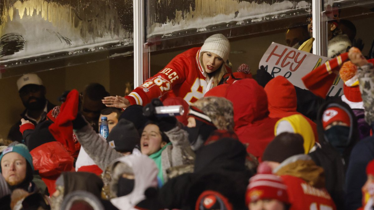 Will Taylor Swift travel to Buffalo for the Chiefs-Payments playoff game?