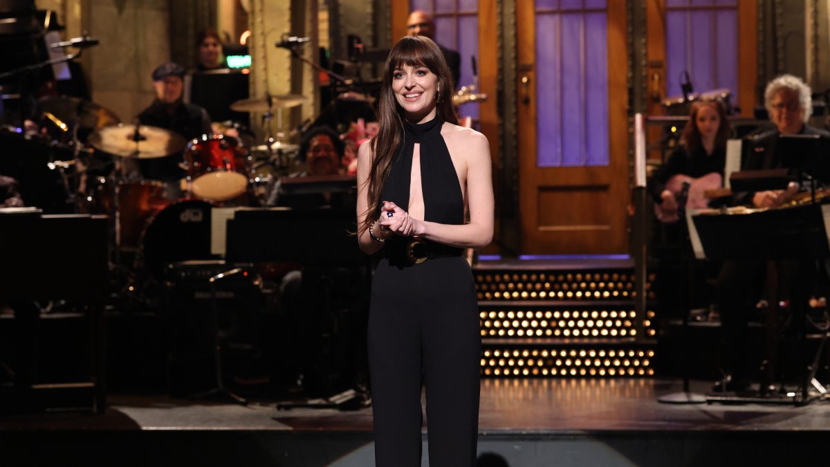 Justin Timberlake crashes Dakota Johnson&#039s ‘SNL&#039 monologue for a ‘Social Network&#039 reunion