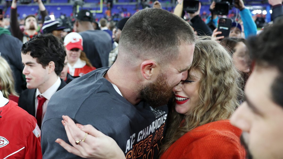 Travis Kelce, Taylor Swift share on-area kiss following Chiefs conquer Ravens