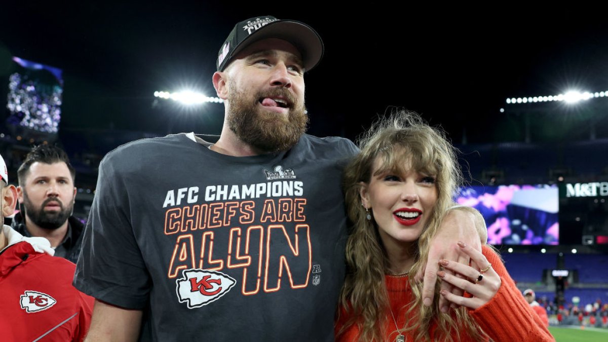 Travis Kelce breaks down the viral picture of Taylor Swift and Chiefs mentor Andy Reid pointing at every other Travis Kelce breaks down the viral picture of Taylor Swift and Chiefs mentor Andy Reid pointing at every other