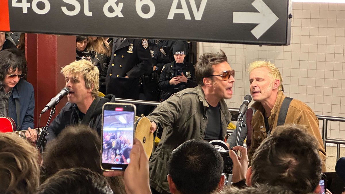 Inexperienced Day performs shock established in Rockefeller Centre subway station with Jimmy Fallon