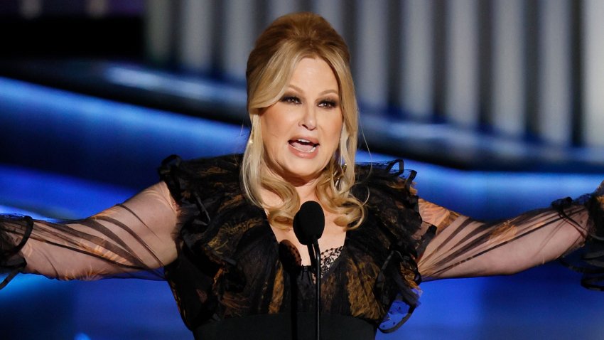 Jennifer Coolidge thanks ‘all the evil gays' in Emmy speech