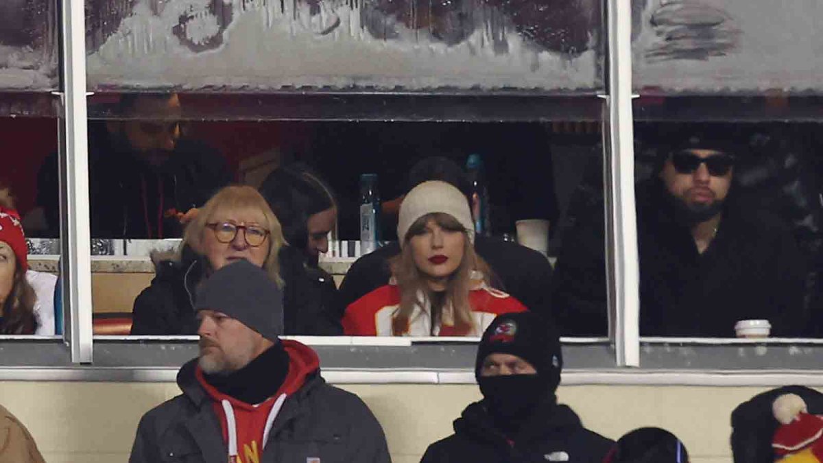 Taylor Swift attends frigid Chiefs playoff recreation sporting customized Travis Kelce jacket