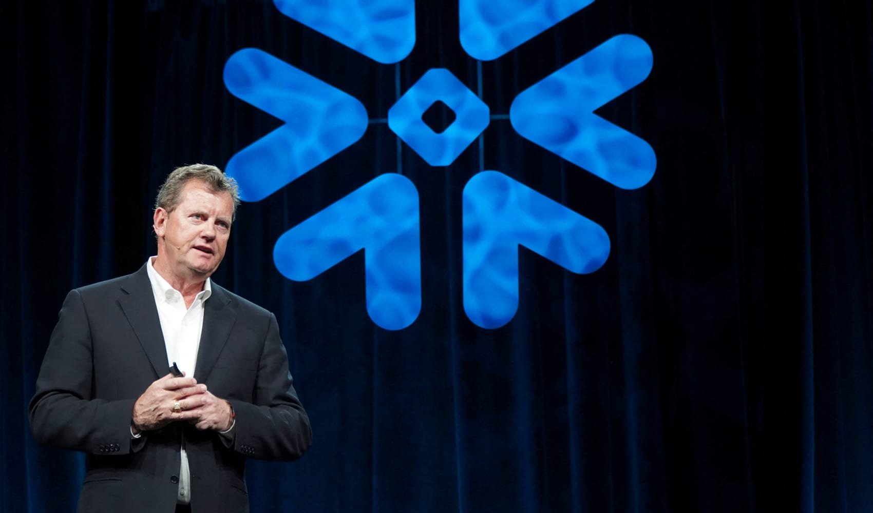 Snowflake shares drop 20% on CEO's retirement, weak guidance - Vimarsana News