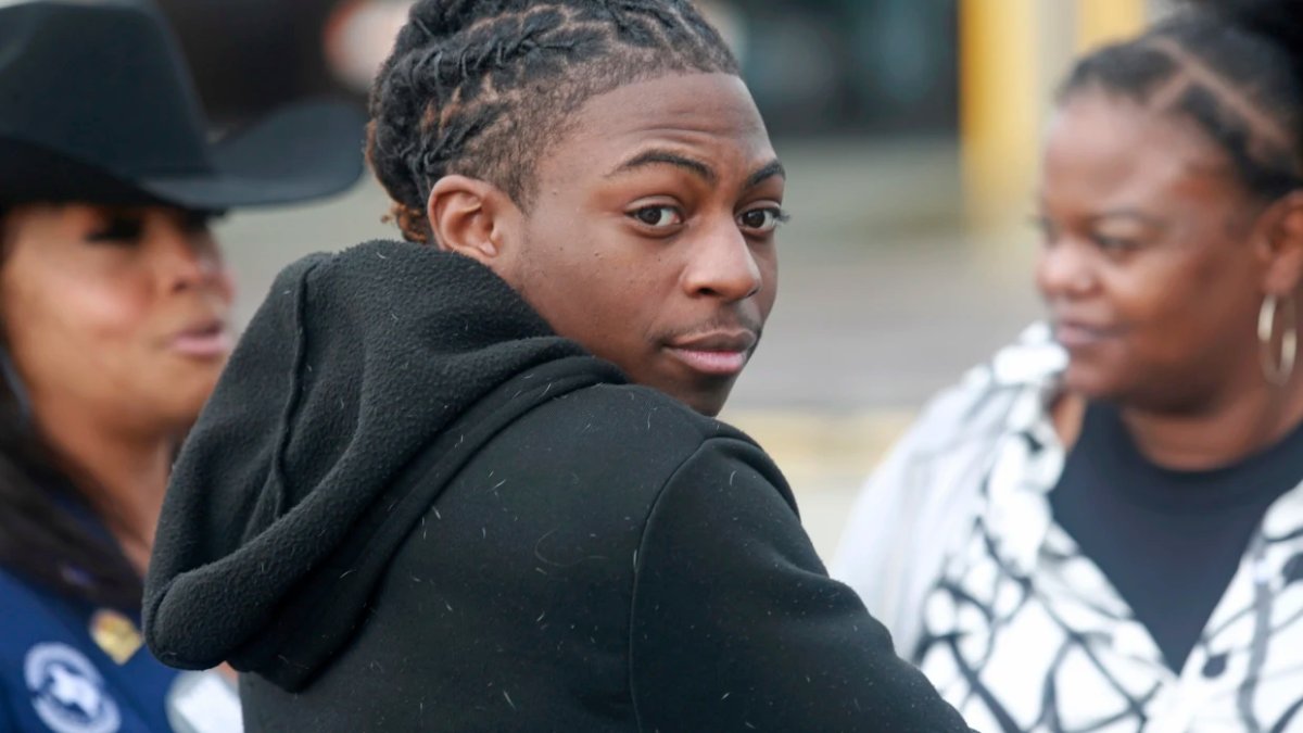 The case of a Black teen punished over his hair heads to court – NBC 6 South Florida - Vimarsana News