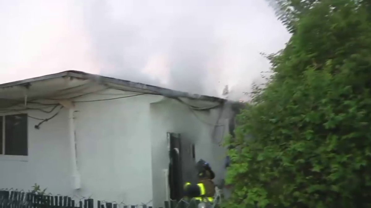 Fire erupts in North Miami apartment building displacing 16 residents ...