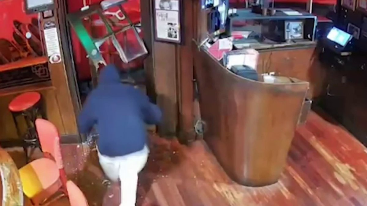Surveillance shows man breaking into popular Miami Beach eatery ...
